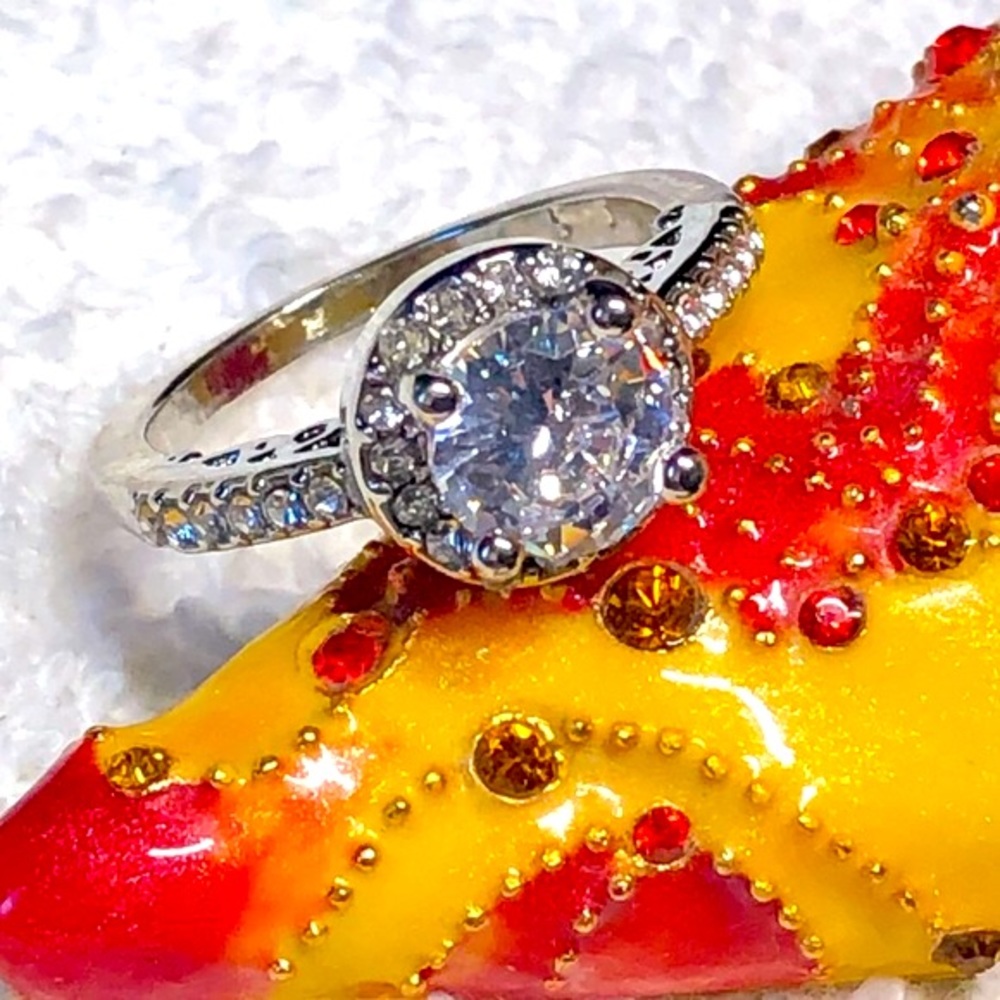 Pretty halo style silver ring-NWOT